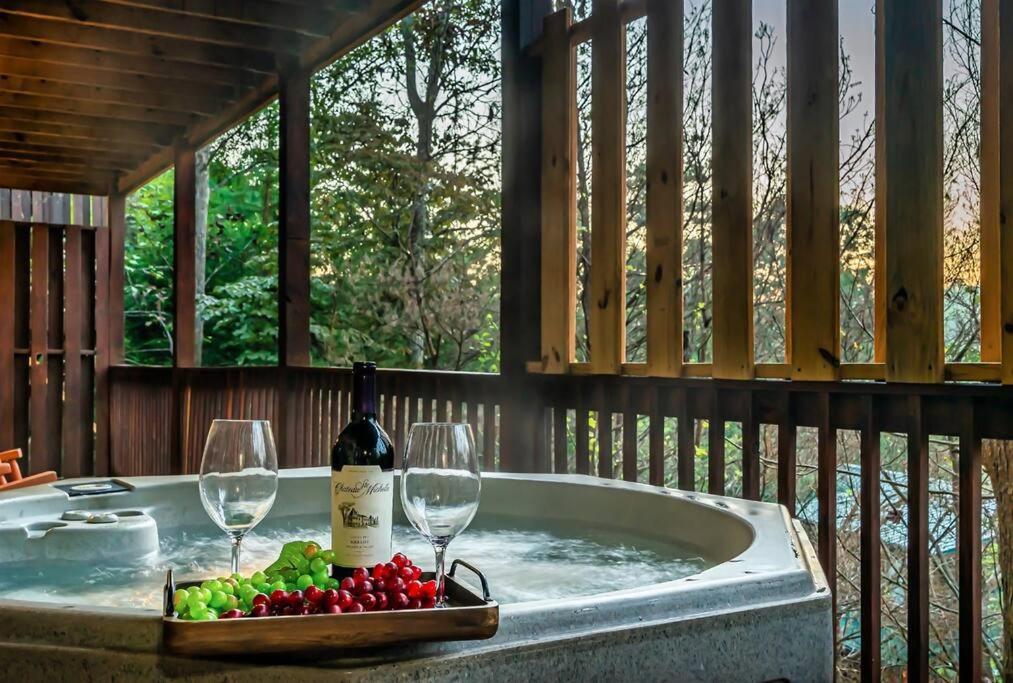 Spacious Smokies Cabin - Hot Tub With Mountain Views Gatlinburg Extérieur photo