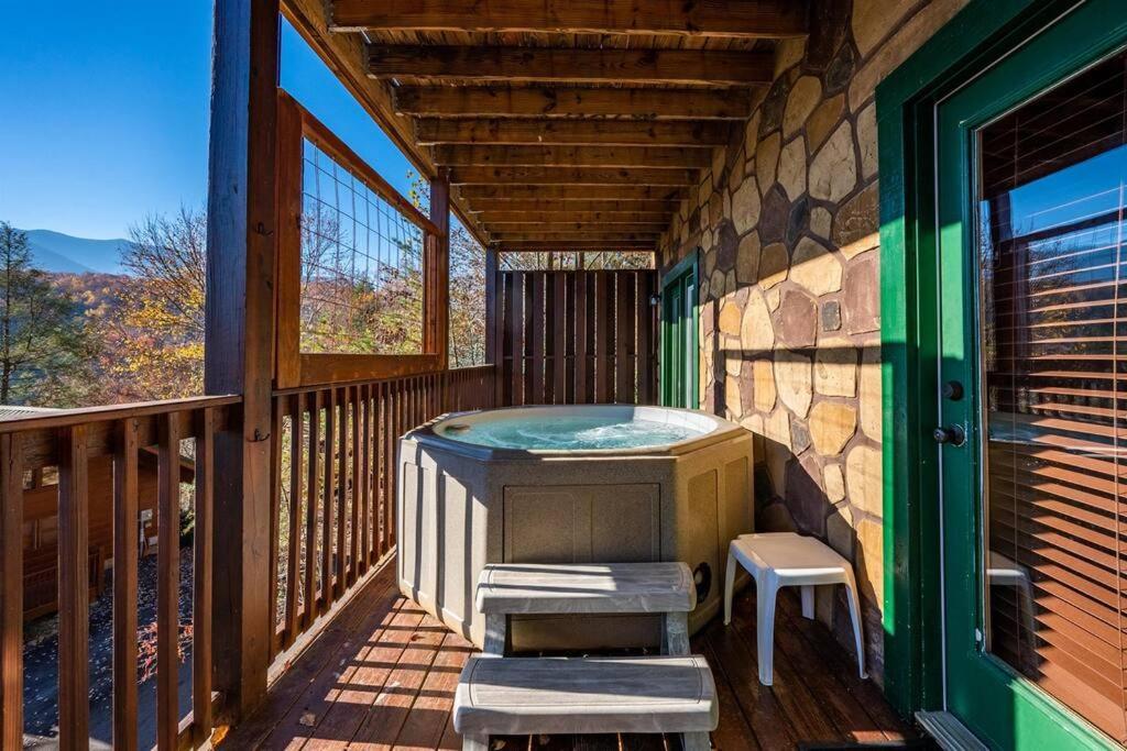 Spacious Smokies Cabin - Hot Tub With Mountain Views Gatlinburg Extérieur photo
