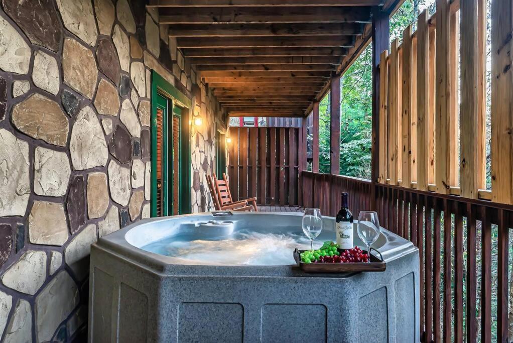 Spacious Smokies Cabin - Hot Tub With Mountain Views Gatlinburg Extérieur photo