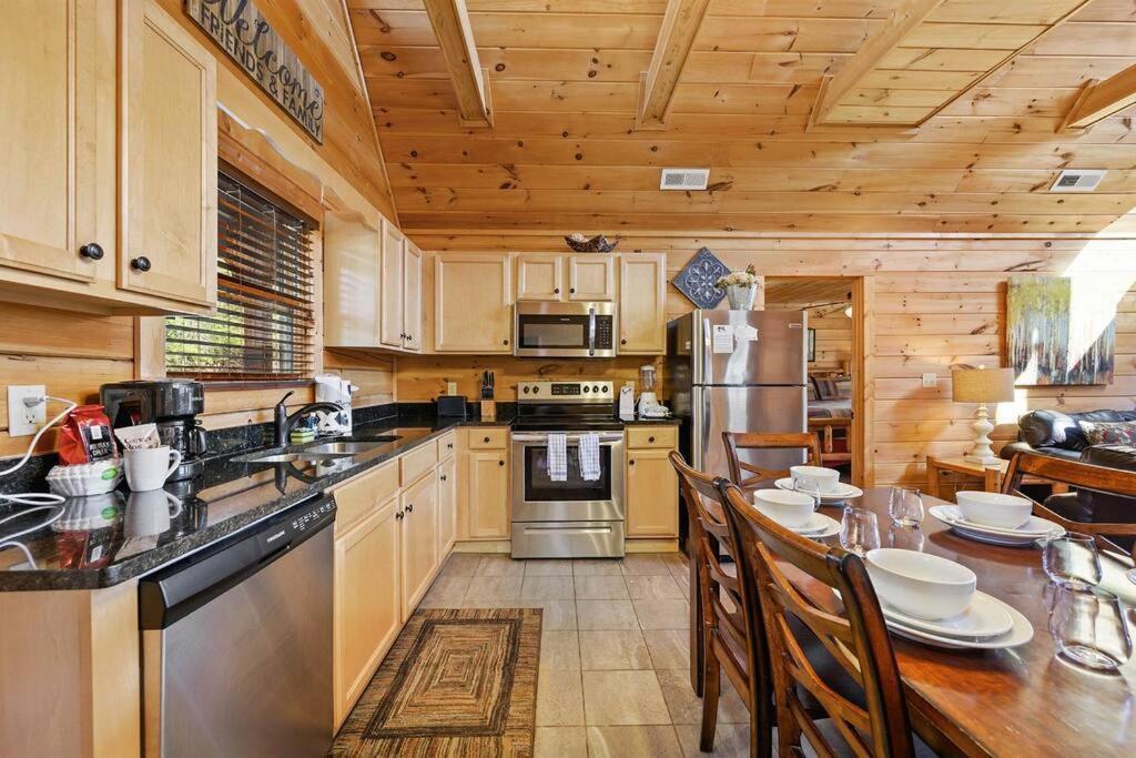 Spacious Smokies Cabin - Hot Tub With Mountain Views Gatlinburg Extérieur photo