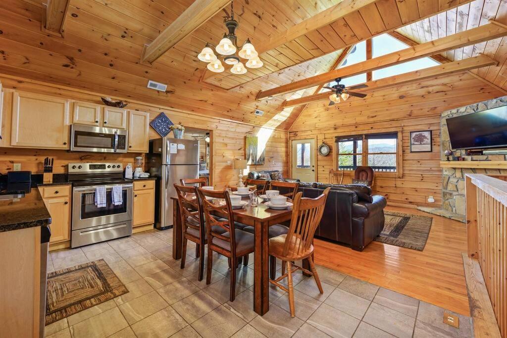 Spacious Smokies Cabin - Hot Tub With Mountain Views Gatlinburg Extérieur photo